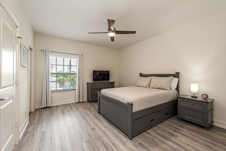 חדר שינה מרווח נוסף המספק פרטיות ונוחות לזוגות נוספים או לאורחים המטיילים יחד