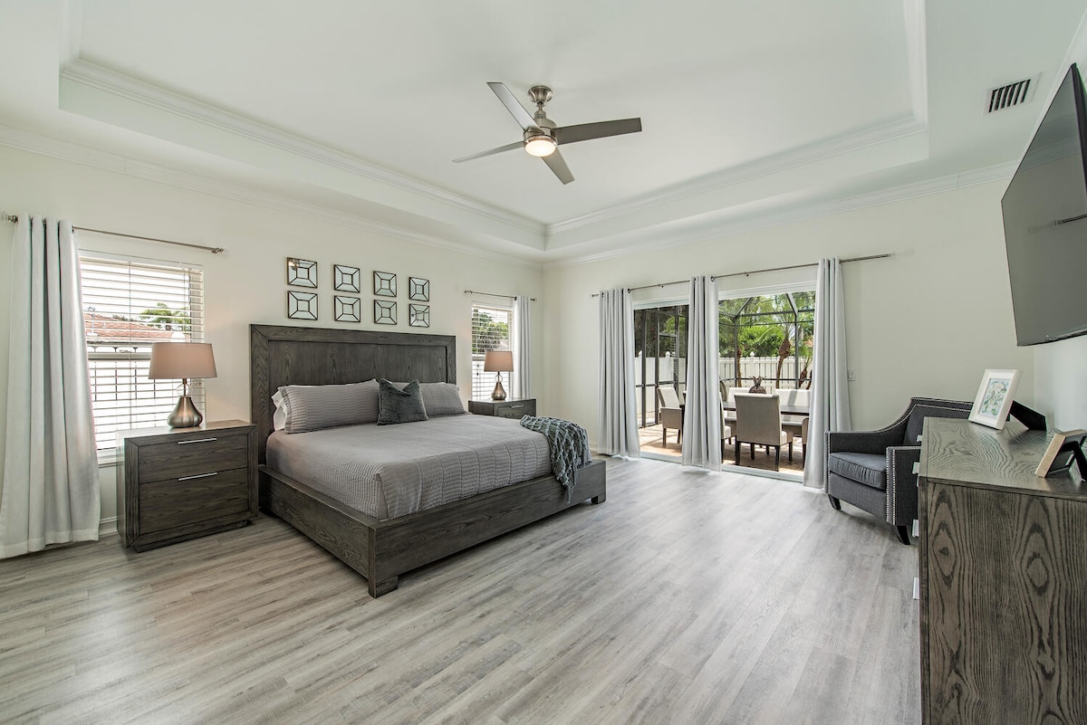 Amplia suite con cama tamaño king y acceso al patio trasero: relájate en tu refugio privado después de un día en la playa o explorando Naples