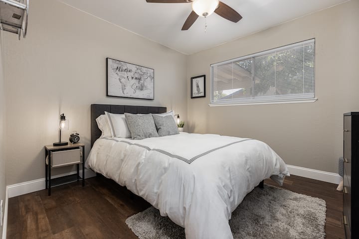 Dhoma e gjumit ofron një krevat të rehatshëm dopio "queen".