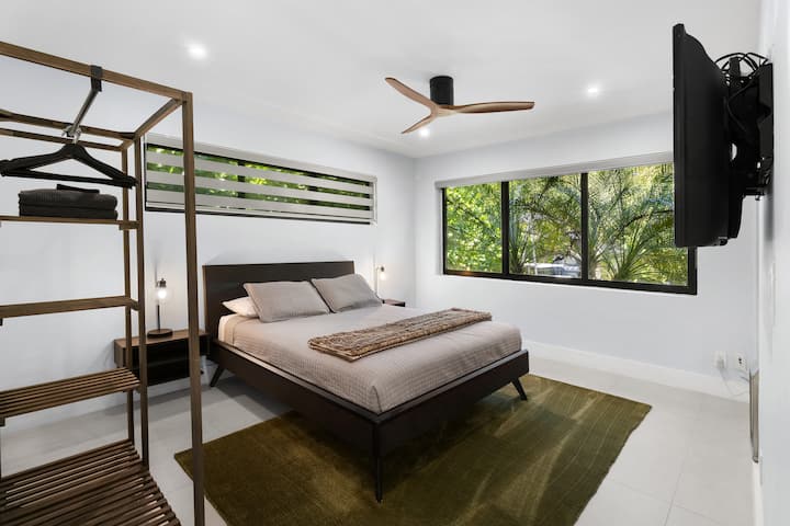 Étendez-vous et détendez-vous dans la spacieuse chambre d'amis n° 3, meublée d'un lit queen size, d'un espace de rangement et de beaucoup de lumière naturelle provenant de la grande fenêtre donnant sur la piscine avec un magnifique aménagement paysager tropical.
