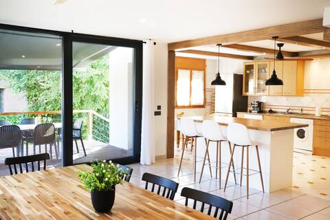 Villa San Lure Jaca Chalet with Jaca Garden