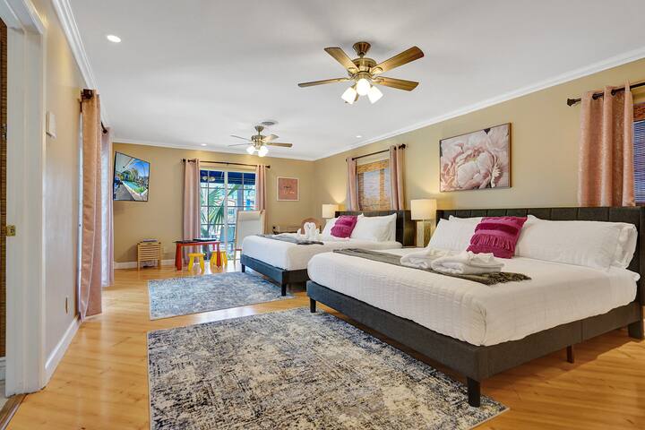 Heated Pool~Waterfront 4BD Villa~Deck~BBQ gallery image 5