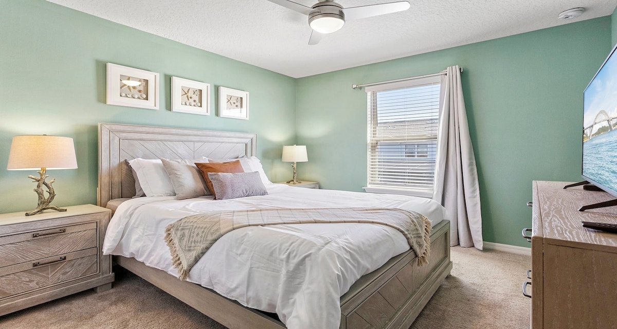 Chumba cha kulala chenye nafasi kubwa chenye kitanda cha kifahari