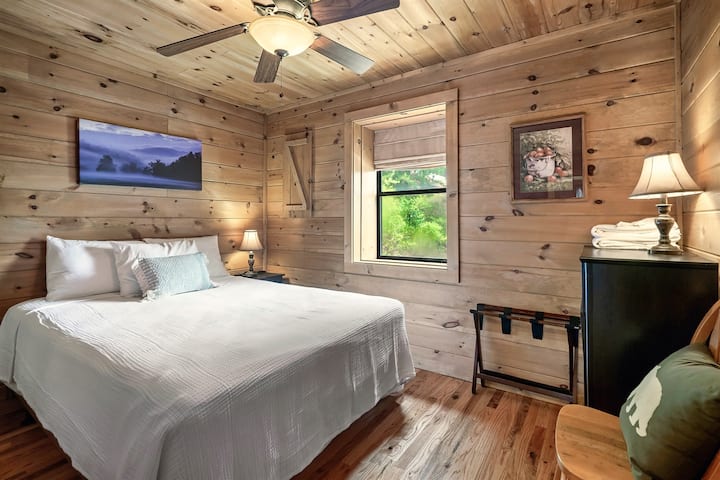 Dormitorio acogedor en la planta baja con cama tamaño queen