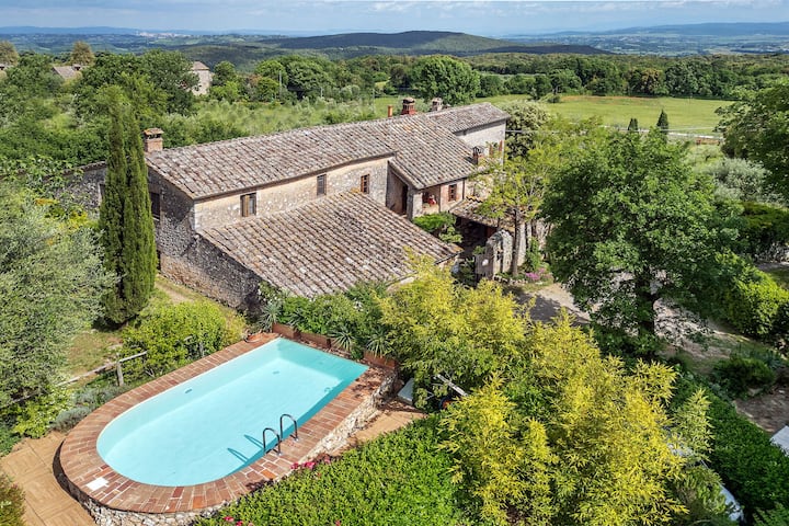Podere lorena, 13th-century farmhouse in the monta
