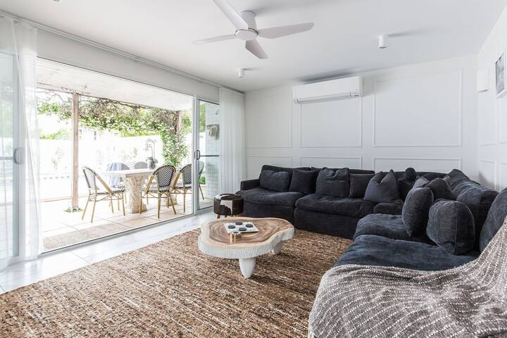 1/33 Noosa Parade – stylish privacy in paradise. gallery image 3