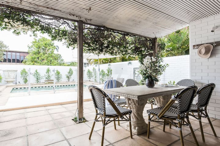 1/33 Noosa Parade – stylish privacy in paradise. gallery image 2