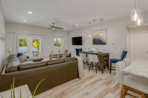 All new, lovely, spacious 3bd/2bth unit sleeps 8!