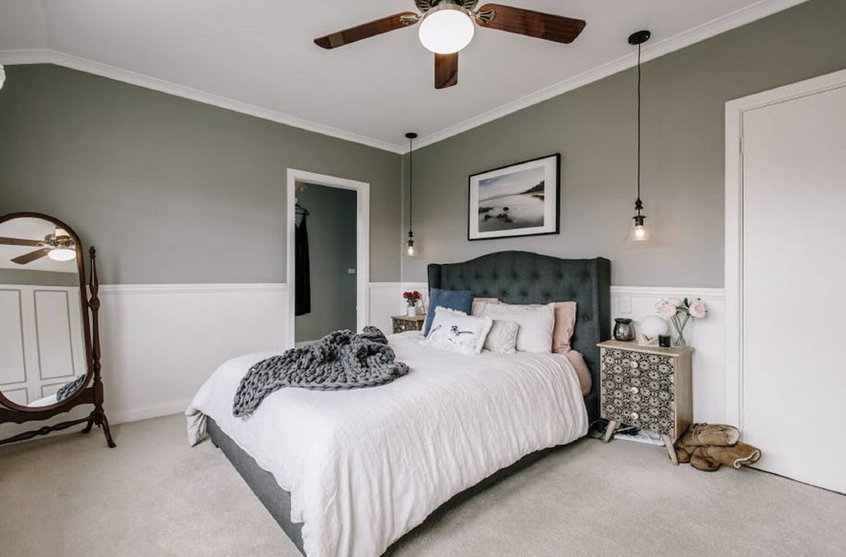 Dhomë gjumi dopio në katin përdhes me qasje të lehtë dhe një tualet të dytë për lehtësi.