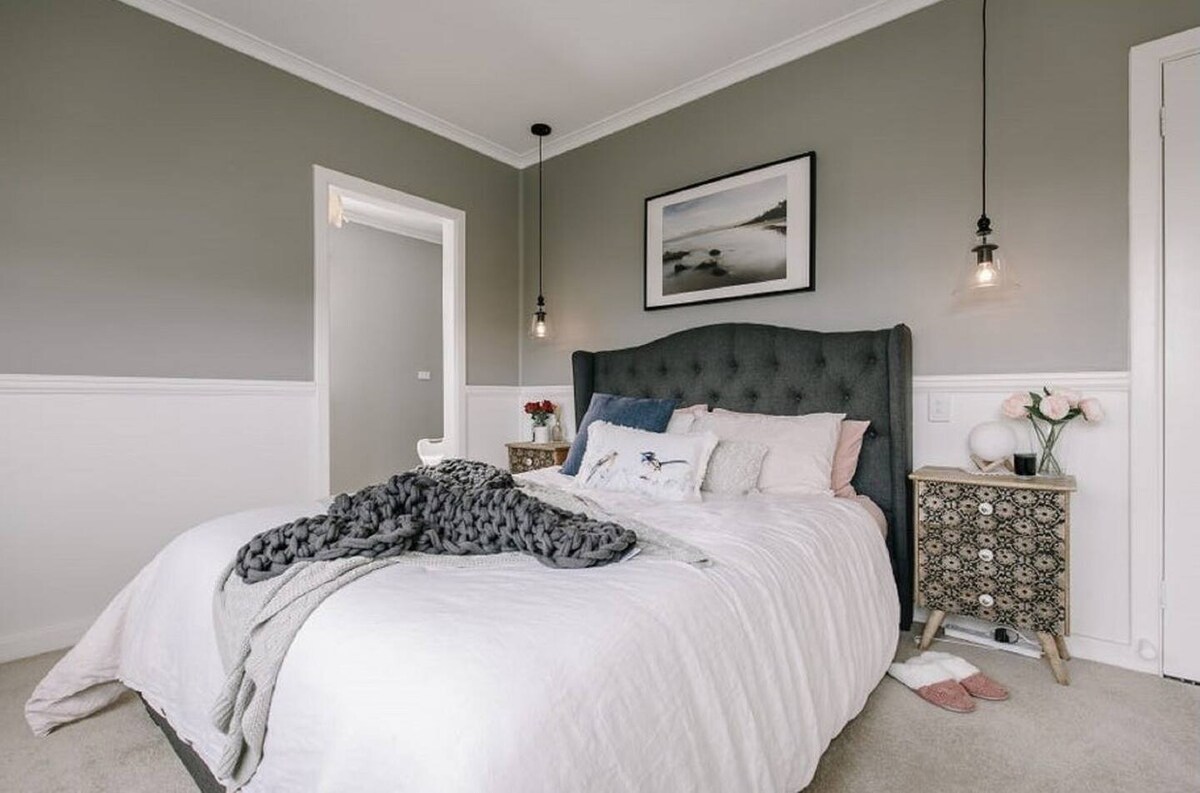 Dy dhoma gjumi "queen" në katin e sipërm me një banjë luksoze spa në banjën kryesore.