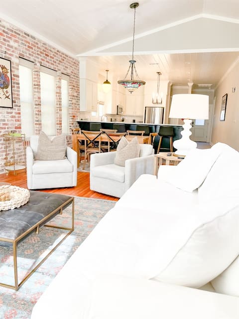 Laurel Top Property, Downtown Walkable, King Bed