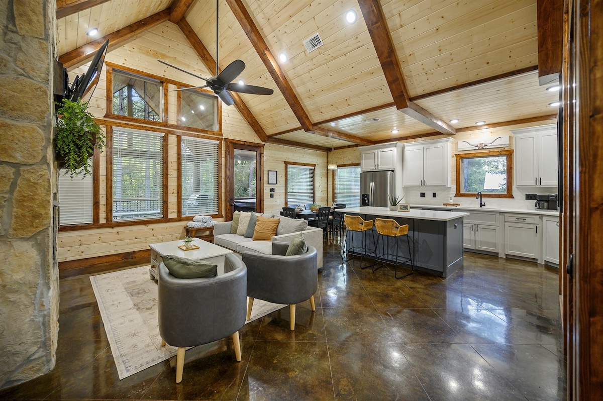 Sala de estar acogedora y cocina totalmente abastecida.