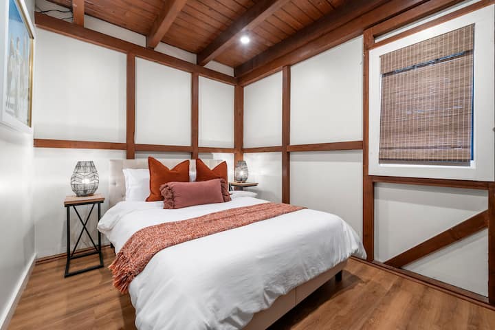 Manželská posteľ na prvom poschodí v stodole 