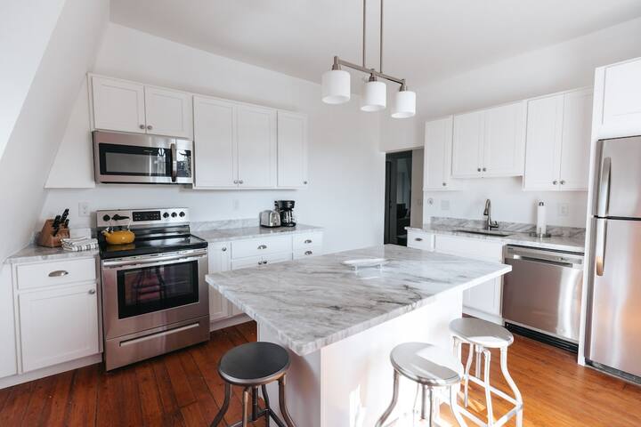 CHIC 3BR Ap. on Thames St deck free parking gallery image 2