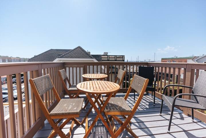 CHIC 3BR Ap. on Thames St deck free parking gallery image 3