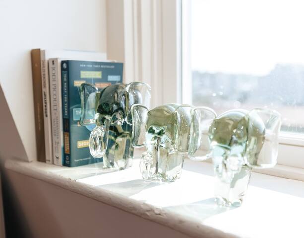 CHIC 3BR Ap. on Thames St deck free parking gallery image 5