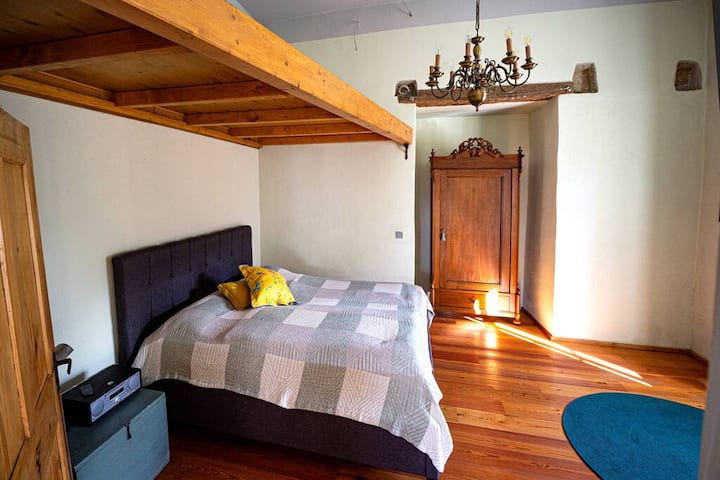 geräumiges Schlafzimmer