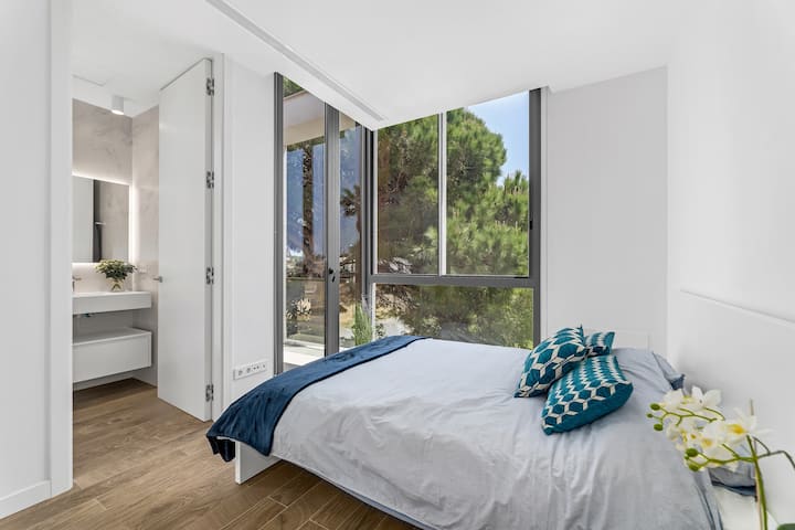 غرفة نوم ثانية في الطابق الأول