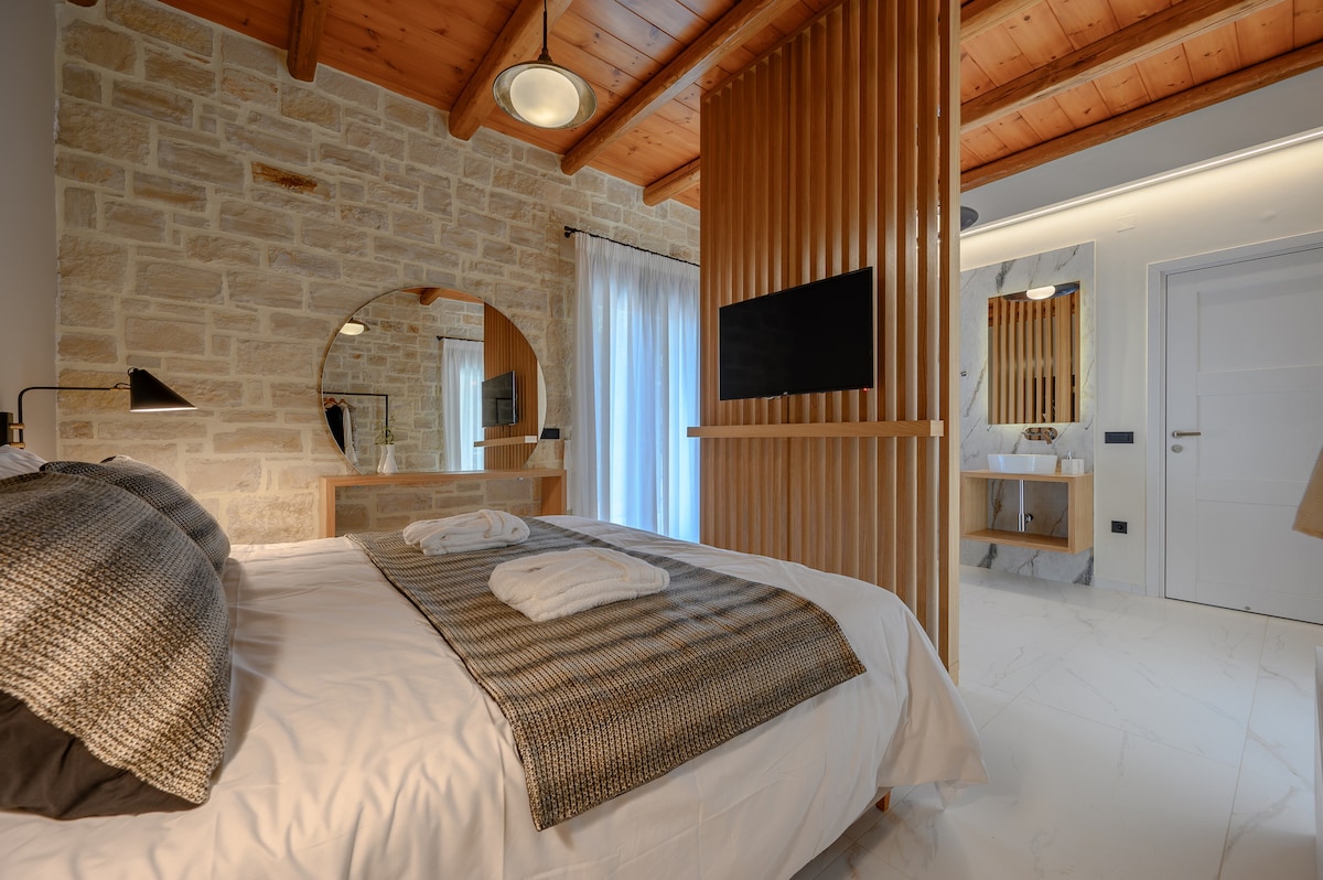 ห้องนอนที่สะดวกสบายของวิลล่าที่ยอดเยี่ยม 105 ตร.ม. สระว่ายน้ำส่วนตัวขนาดใหญ่สวนพืชใกล้ชายหาดและร้านเหล้าเรทิมโนครีต