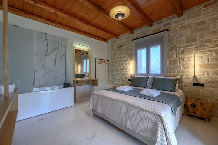 חדר שינה נוח של וילה פנטסטית בגודל 105 מ"ר, בריכה פרטית ענקית, גינה, צמחים,ליד החוף והמסבאות,רטימנו,כרתים