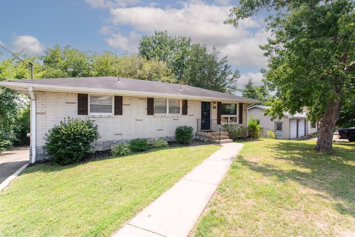 Fenced backyard, 3 bd 10 min from DT, Pet friendly