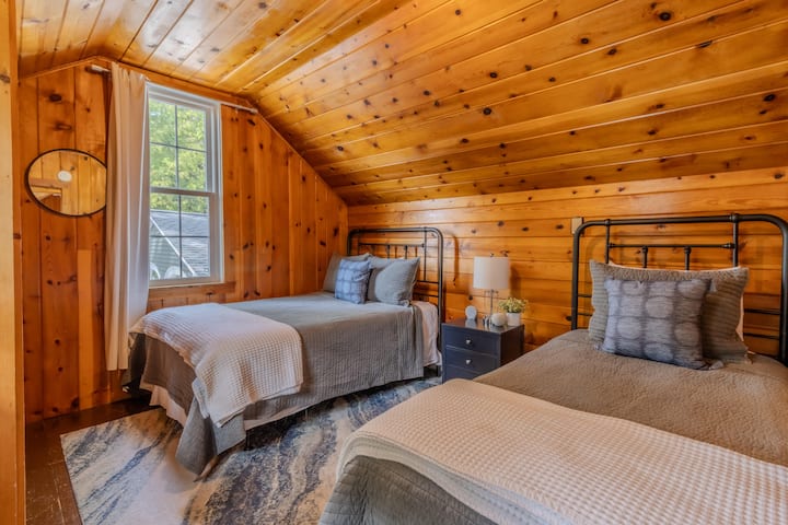 سرير مزدوج وسرير كامل.