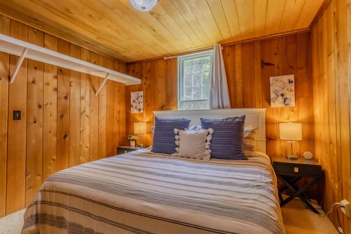 سرير كينج في غرفة النوم الرئيسية.