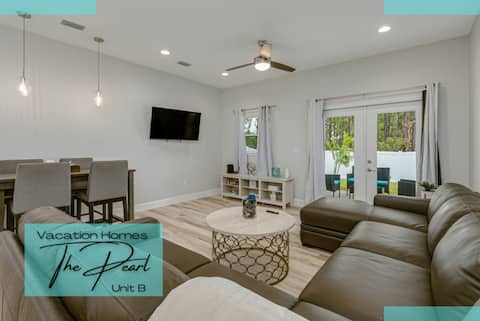 All new, lovely, spacious 3bd/2bth unit sleeps 8!