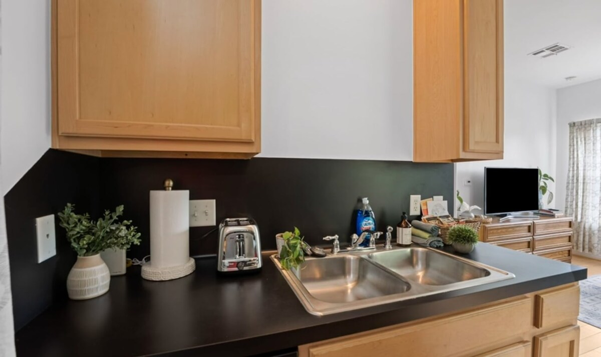 Walk to UTexas + ATX Events w Patio + Fenced Space