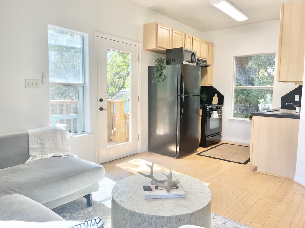 Walk to UTexas + ATX Events w Patio + Fenced Space