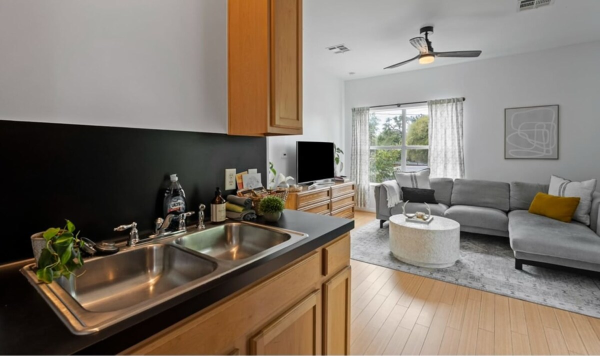 Walk to UTexas + ATX Events w Patio + Fenced Space