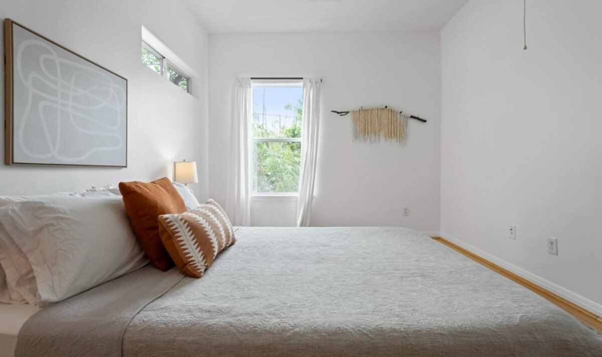 Walk to UTexas + ATX Events w Patio + Fenced Space