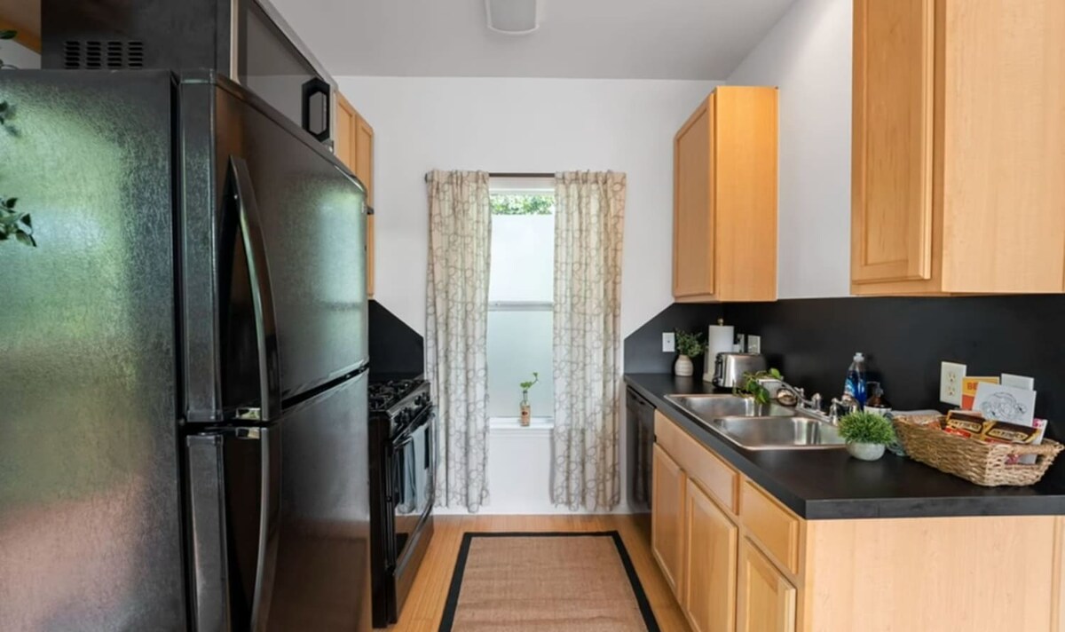 Walk to UTexas + ATX Events w Patio + Fenced Space