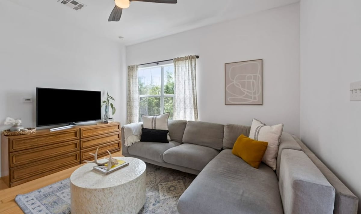 Walk to UTexas + ATX Events w Patio + Fenced Space