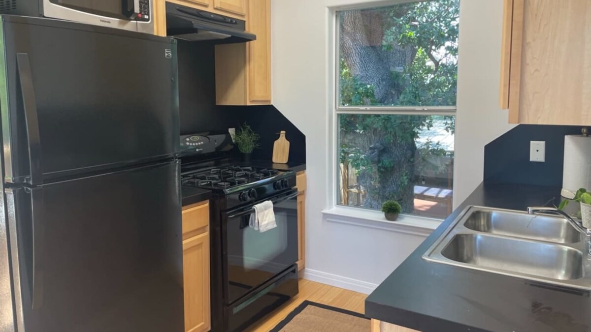 Walk to UTexas + ATX Events w Patio + Fenced Space