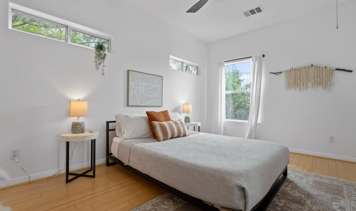 Walk to UTexas + ATX Events w Patio + Fenced Space