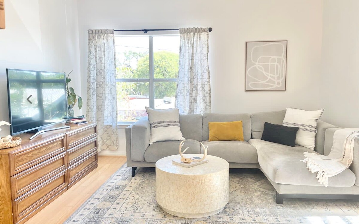 Walk to UTexas + ATX Events w Patio + Fenced Space