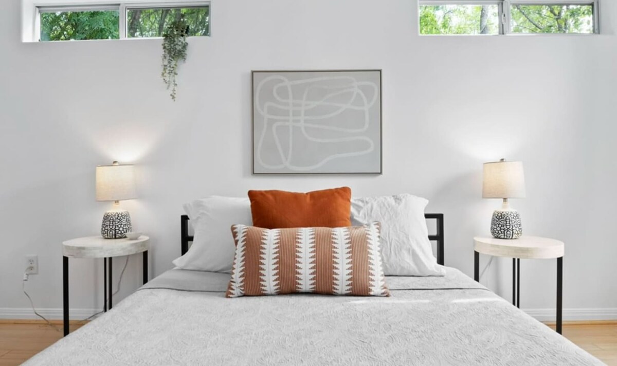 Walk to UTexas + ATX Events w Patio + Fenced Space