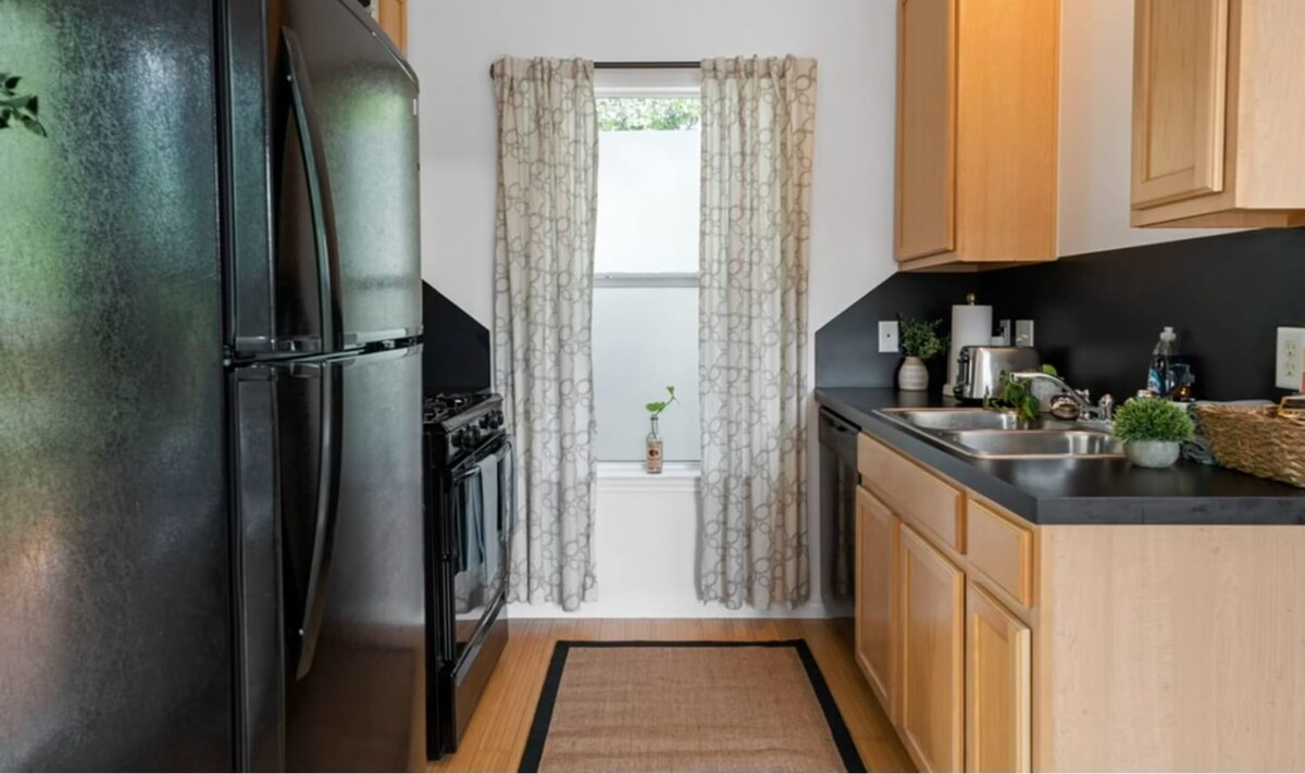 Walk to UTexas + ATX Events w Patio + Fenced Space