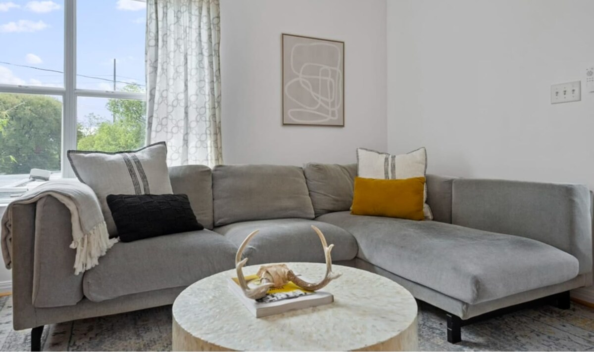 Walk to UTexas + ATX Events w Patio + Fenced Space