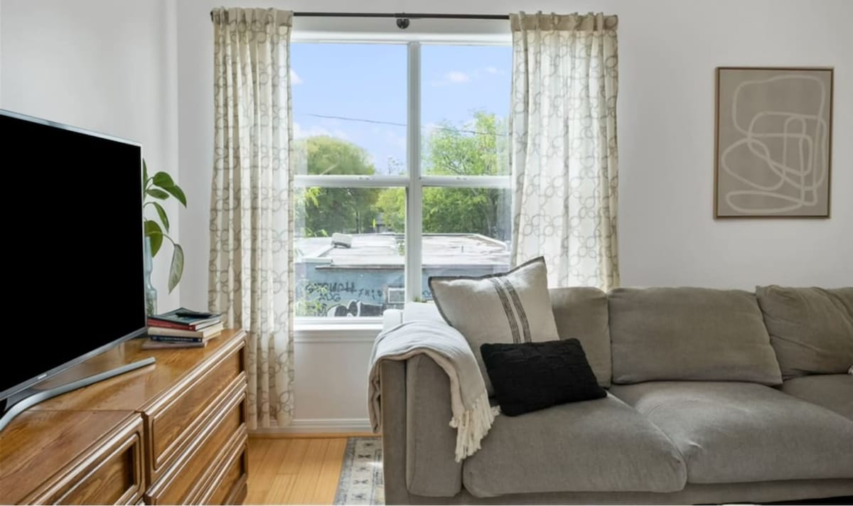 Walk to UTexas + ATX Events w Patio + Fenced Space
