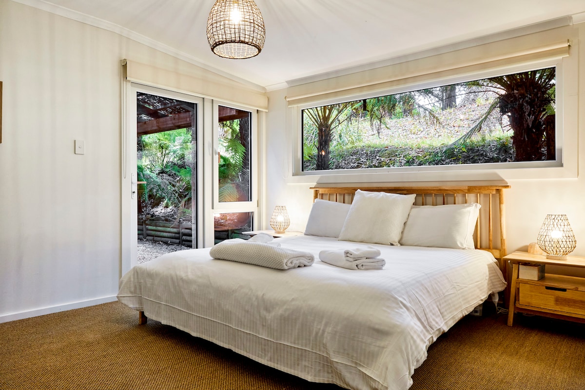 主卧配备加大双人床，透过窗户将森林带入住