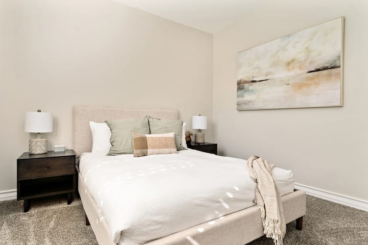 Уютна спалня за гости 1