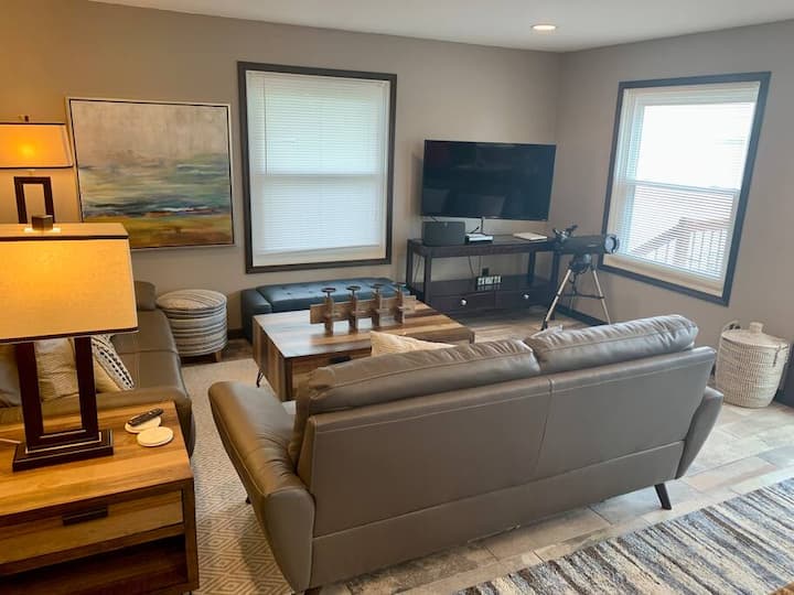 Beautiful Recently Remodeled Year Round Lake Home! - Carousel, Madison