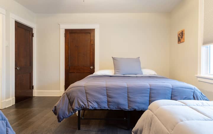 تحتوي غرفة النوم الكبيرة جدًا رقم1 على ثلاثة أسرّة بحجم كوين وتوأمين ، كل منهما مزود بأغطية جديدة ونظيفة وأغطية ناعمة.