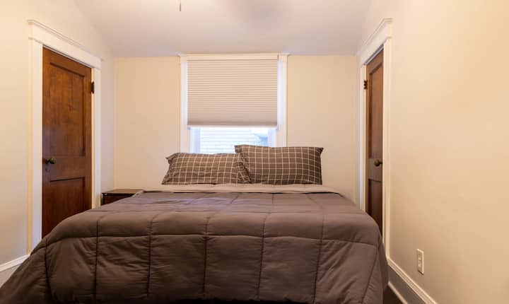 تحتوي غرفة النوم رقم2 على سرير كامل الحجم مع بياضات جديدة ونظيفة وأغطية ناعمة