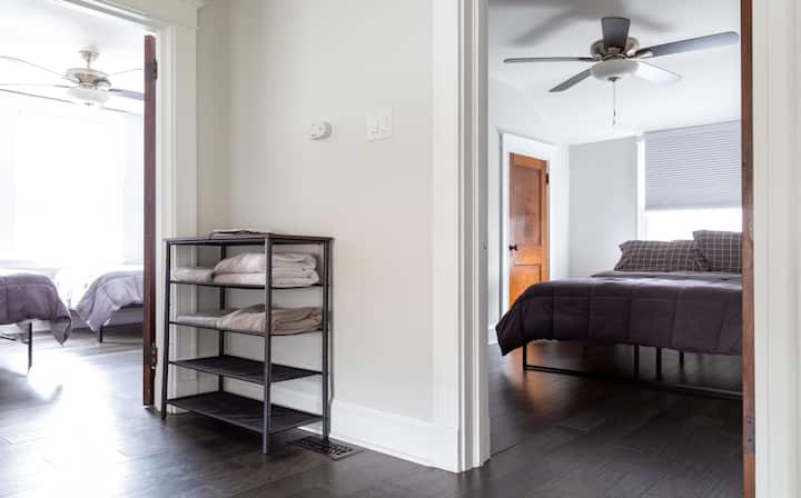 عرض غرفة النوم رقم1 إلى اليسار وغرفة النوم #2 إلى اليمين