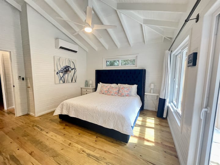 Ამ ოთახის დიდი ზომის საწოლი და უზარმაზარი გასეირნება კარადაში გაგრძნობინებთ თავს ისე, როგორც საკუთარ სახლში.