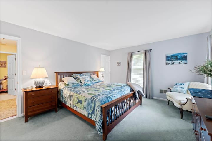 Tupper upstairs master bedroom kingsize