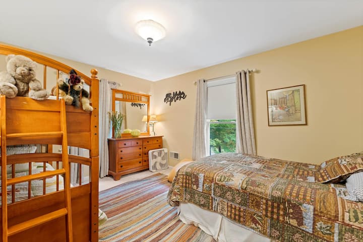 Ghorofa pacha na vitanda vya ukubwa kamili katika chumba cha Dubu